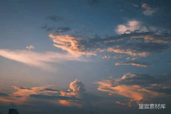 高清摄影 夕阳西下，天空布满了云彩。