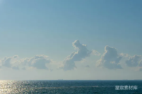 高清摄影 积云漂浮在平静的海面之上。