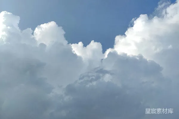 高清摄影 一架飞机穿过一片云层中的蓝天