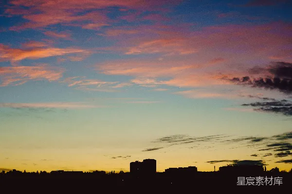 高清摄影 夕阳下城市天际线上的彩色云彩