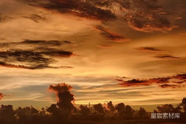 高清摄影 夕阳余晖中云朵缭绕