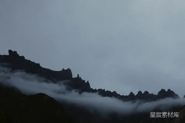 高清摄影 山峰 jagged 穹顶 被 浓雾 包围
