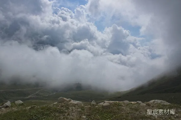 高清摄影 绿 field 上白 clouds