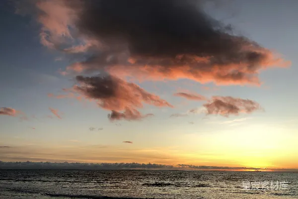 高清摄影 云遮夕阳下的水面