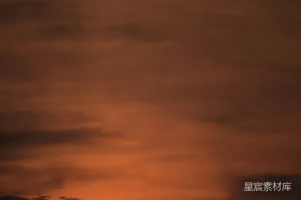 高清摄影 壮丽的夕阳天空，橙色与暗云交织