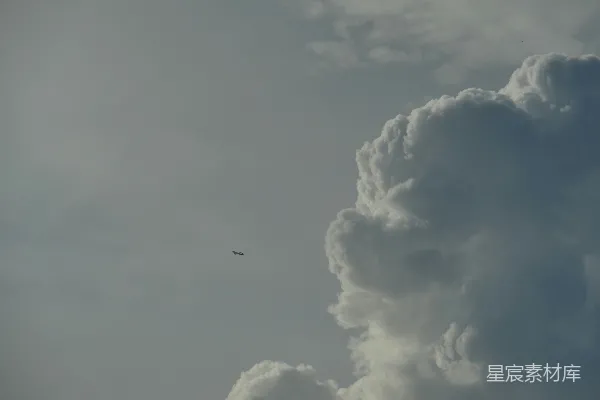 高清摄影 空中飞行的飞机周围有很多云朵