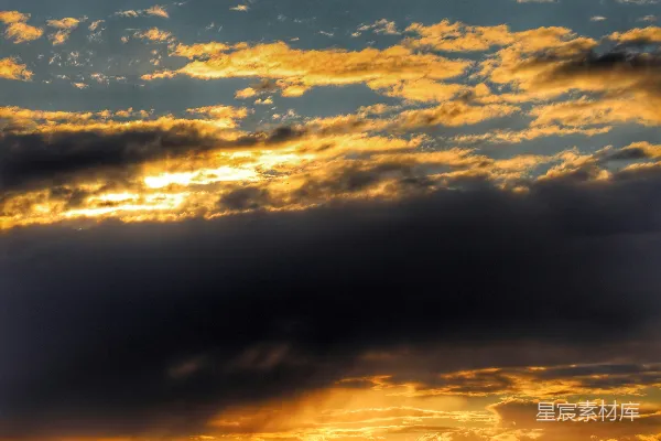 高清摄影 夕阳下飞翔在空中的飞机