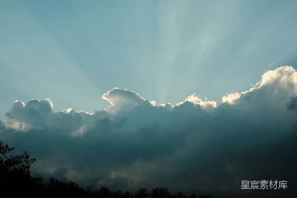 高清摄影 天空中阳光透过云层照耀着太阳