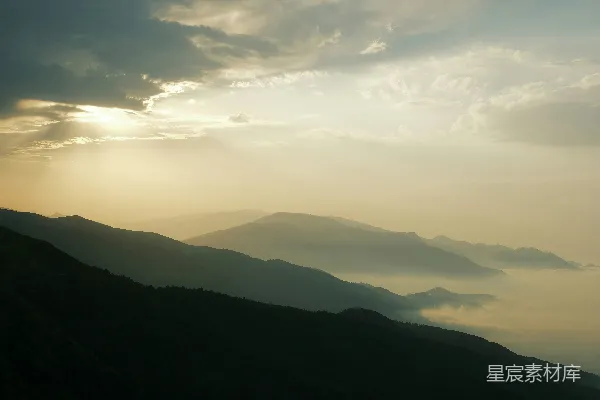 高清摄影 山间阳光透过云层照耀着大地