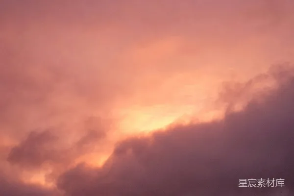 高清摄影 一架飞机在傍晚云层密布的天空中飞行