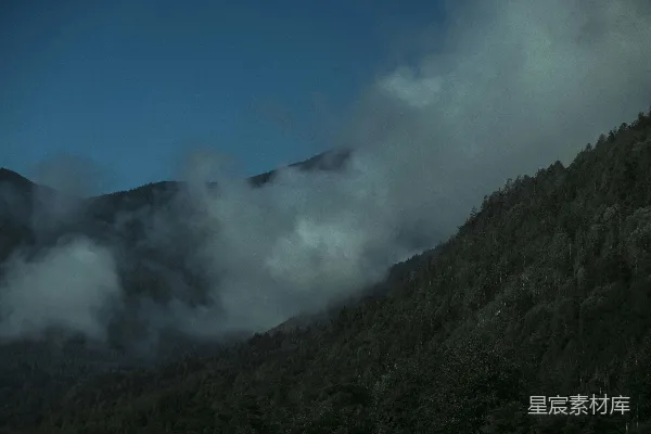 高清摄影 蓝天白云下的绿山在白天