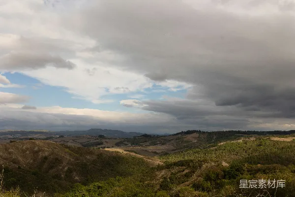 高清摄影 云层中的山峦美景