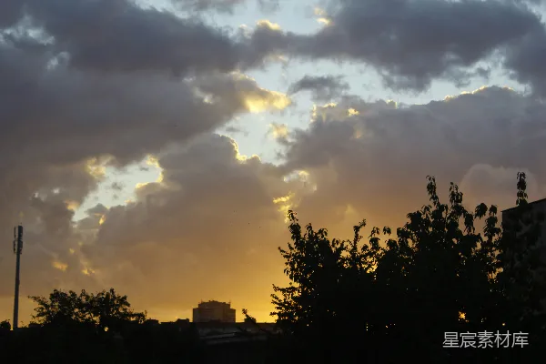高清摄影 夕阳的光线穿透了阴云密布的天空。