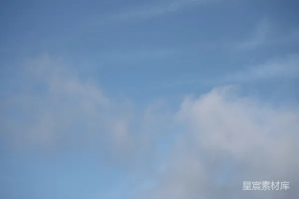 高清摄影 高空飞行的飞机与云朵交织