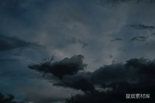 高清摄影 暗淡而戏剧性的暴风雨云填充了天空
