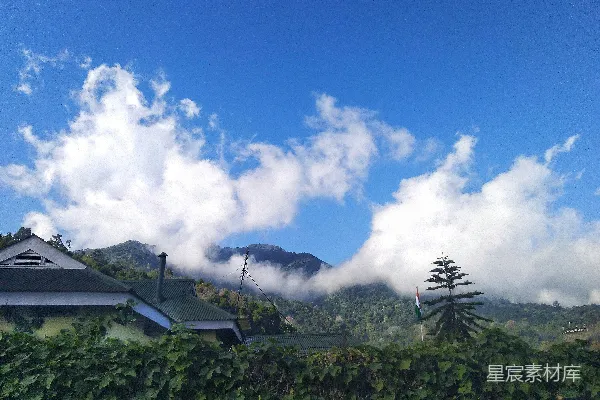 高清摄影 白天绿树、青山、白云和蓝天的景象