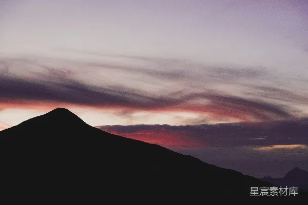 高清摄影 云层背景中的一座山的轮廓