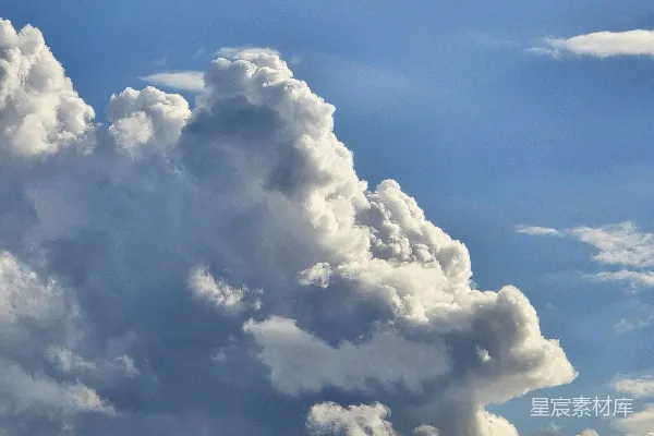 高清摄影 fluffy白 clouds在 bright蓝色的 sky之上。