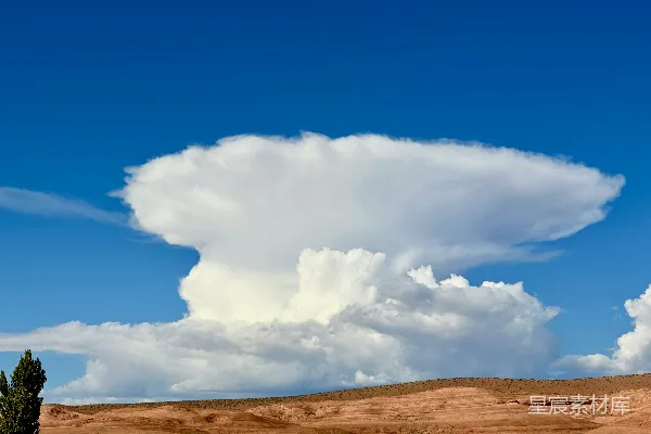 高清摄影 天空中一个巨大的云朵覆盖着一片沙漠。