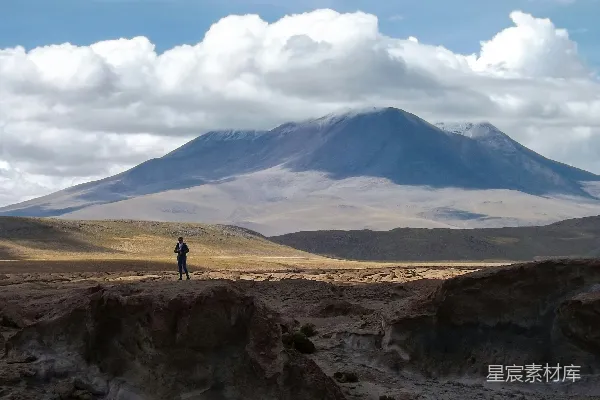 高清摄影 一个人站在岩石嶙峋的山丘上