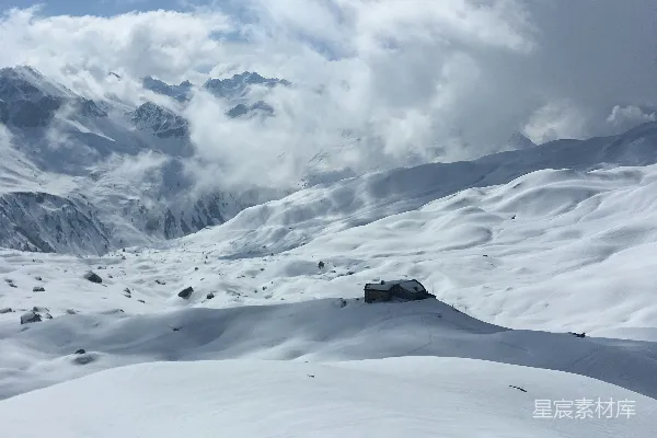高清摄影 滑雪者在覆有白雪的山坡上骑行。