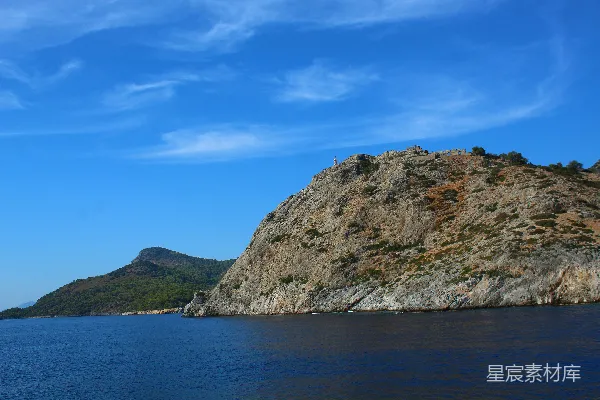 高清摄影 水边一块岩石嶙峋的悬崖