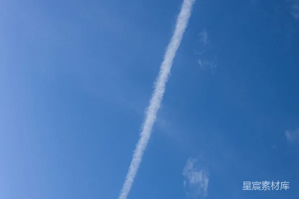 高清摄影 空中飞行的飞机留下一道尾迹在天空中。