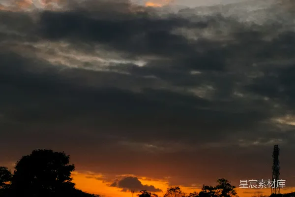 高清摄影 夕阳西下，远处有一座塔。