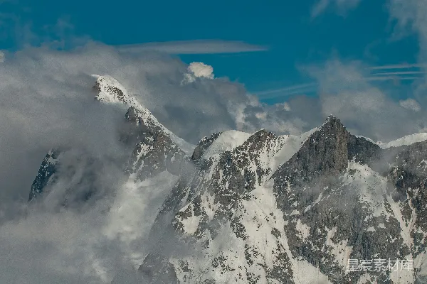 高清摄影 白天雪冠山峰