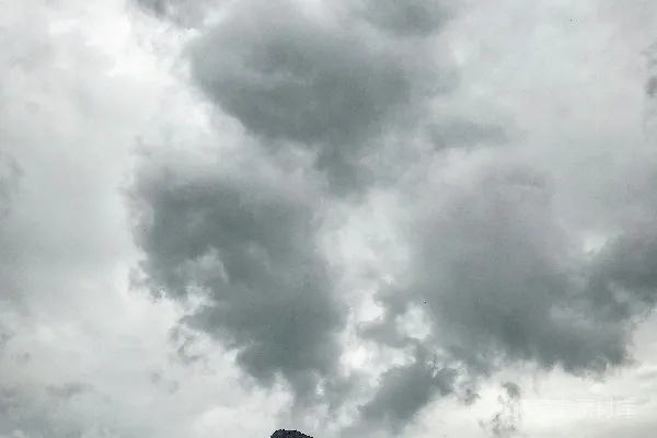 高清摄影 白云下的绿山在白天