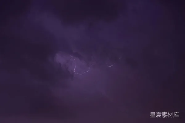 高清摄影 远处有一道闪电划过的一片紫色天空