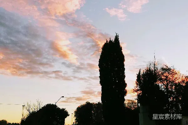 高清摄影 夕阳西下时天空呈现出粉蓝交融的颜色。