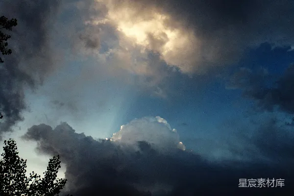 高清摄影 惊心动魄的天空中有暗沉的暴风雨云和耀眼的光芒。
