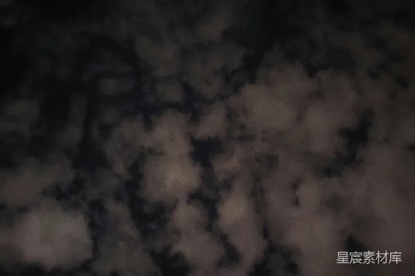 高清摄影 夜晚中飞行在天空中的飞机
