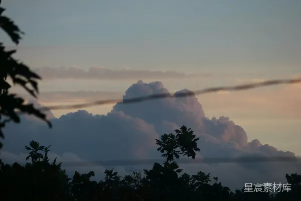 高清摄影 透过铁丝网看天空