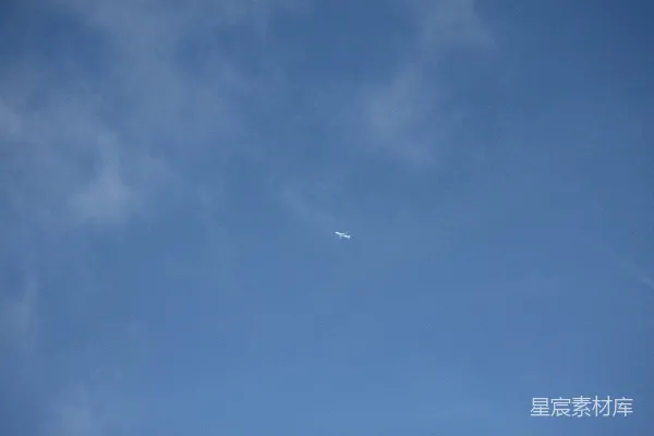 高清摄影 空中飞行的飞机，背景是蓝天。
