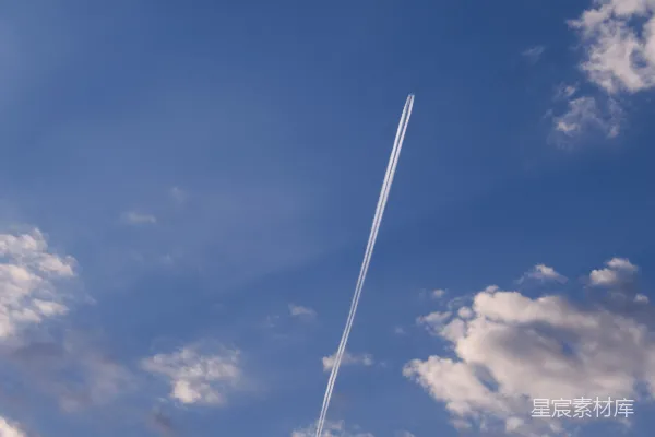 高清摄影 飞机正高飞在天空中