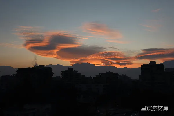高清摄影 夕阳下，城市 skyline上弥漫着戏剧性的云霞光辉。