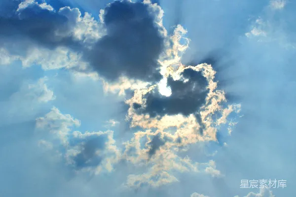 高清摄影 天空中阳光透过云层照耀着。