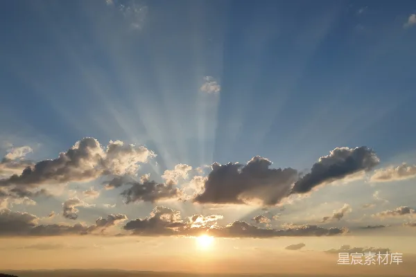 高清摄影 夕阳时分，阳光穿透云层的光芒