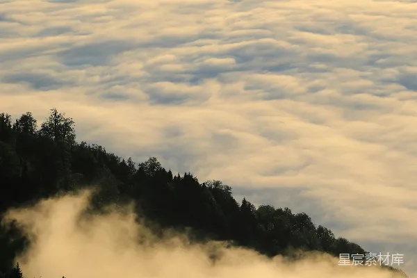高清摄影 山间云雾缭绕的一景