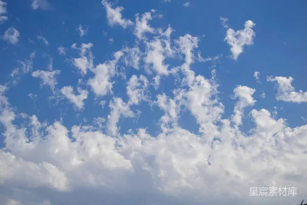 高清摄影 一架飞机在云层中穿过蔚蓝的天空