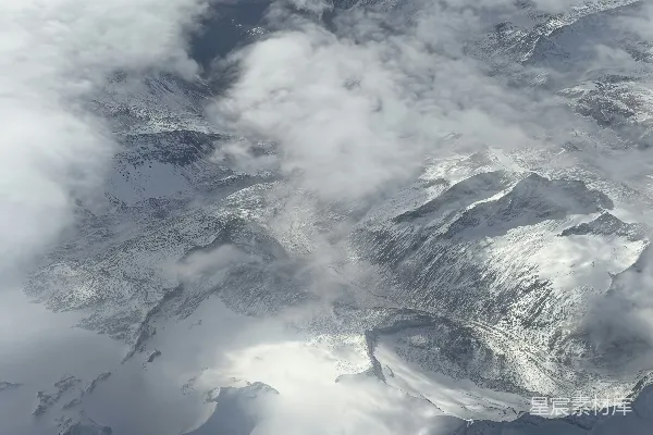 高清摄影 从云端中看到的雪山覆雪美景。