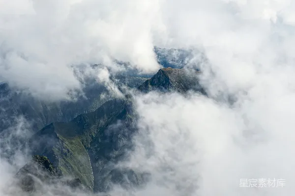 高清摄影 一片山峦上云雾缭绕的景象