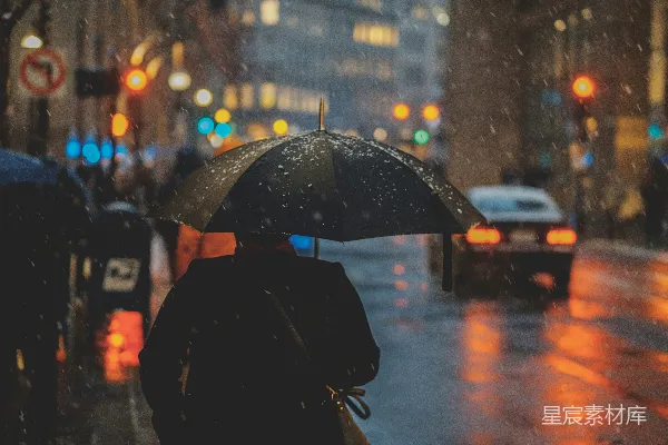 高清摄影 行人走在街上撑伞在下雨时，旁边有车辆靠近。