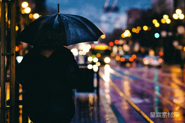 高清摄影 夜间行人手持黑色雨伞在街道上靠近路旁的汽车