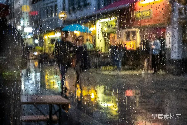 高清摄影 雨天街上人们行走