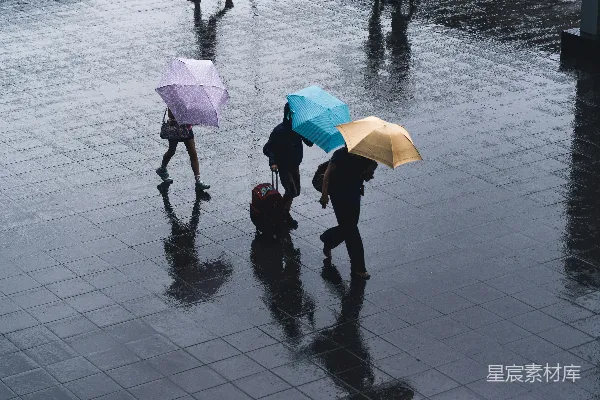 高清摄影 雨中三人的选择性色彩摄影