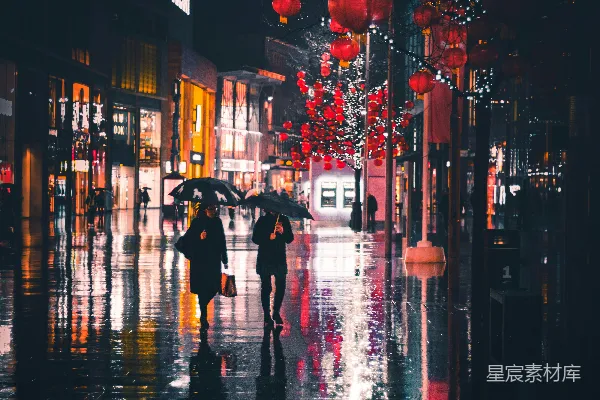 高清摄影 夜晚人们手持雨伞步行