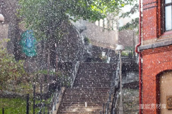 高清摄影 屋顶和台阶上的雨水